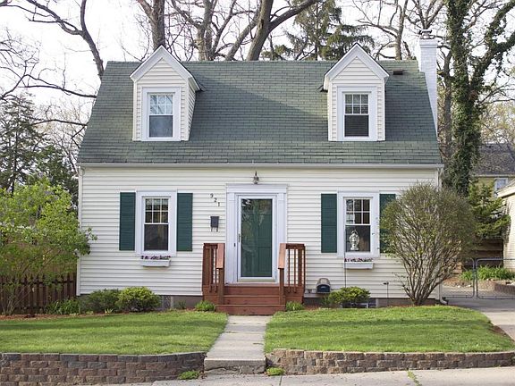 2nd image of 921 Joslin St SE