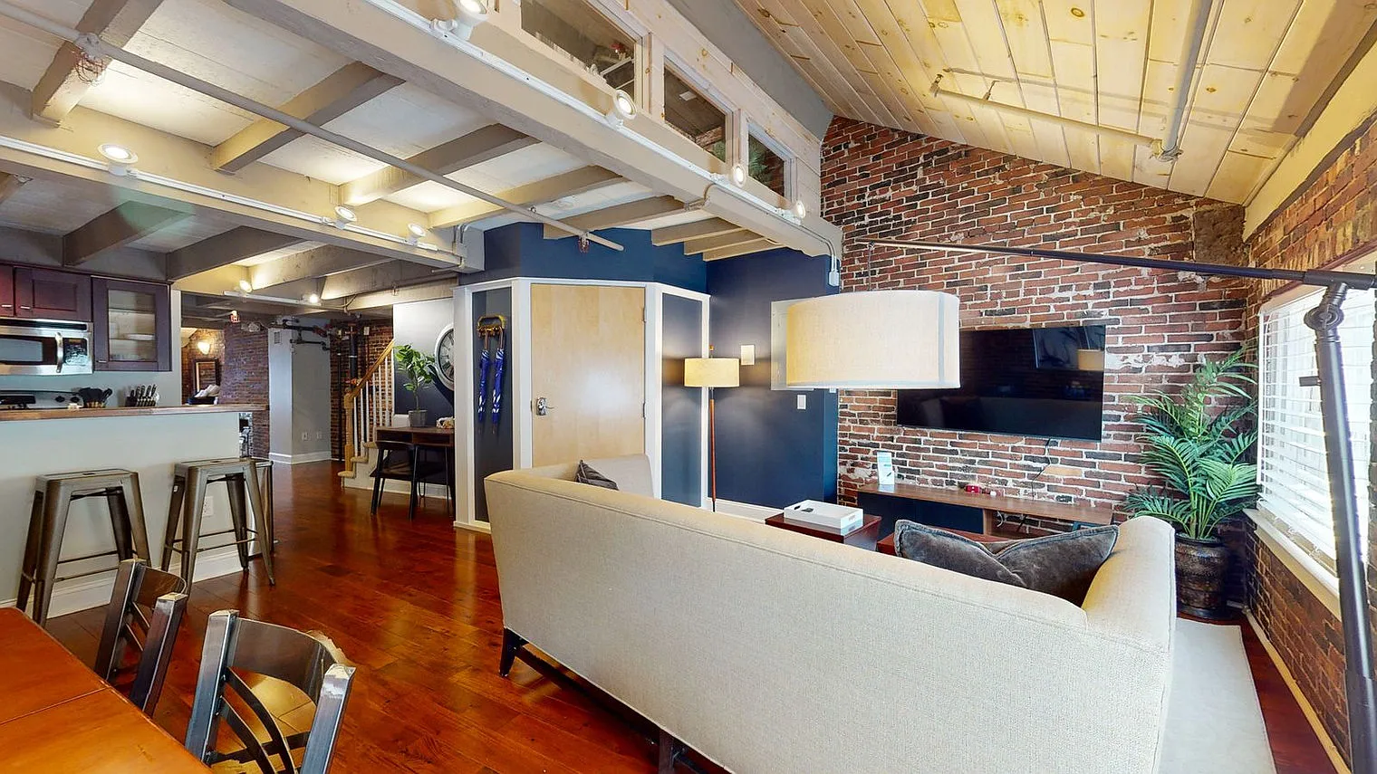 2 bed, 2.0 bath, 990 sqft, $5,247 — Photo 2