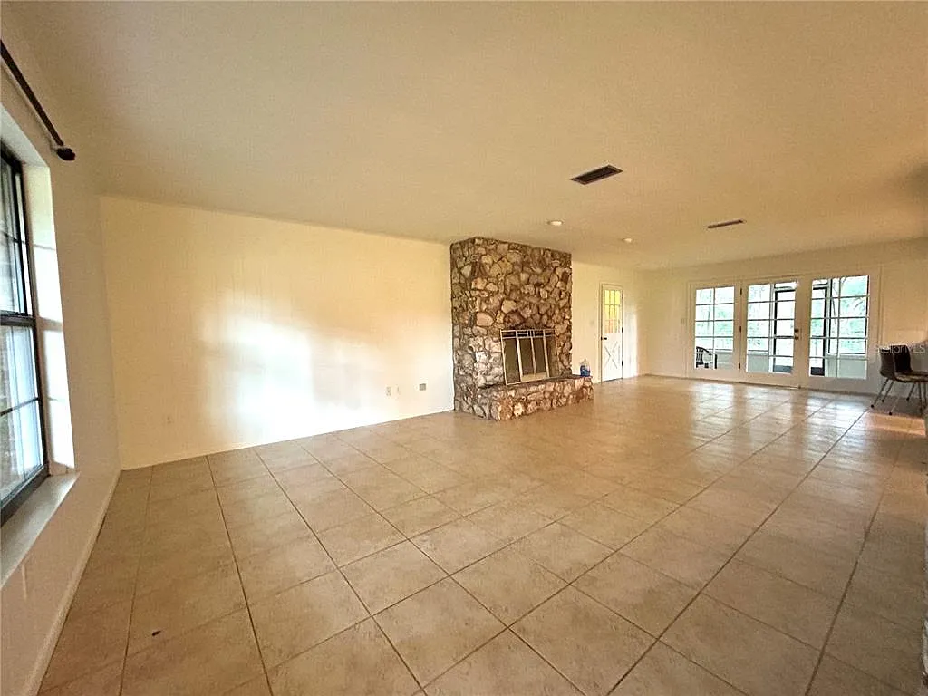 3 bed, 2.0 bath, 1824 sqft, $2,400 — Photo 3