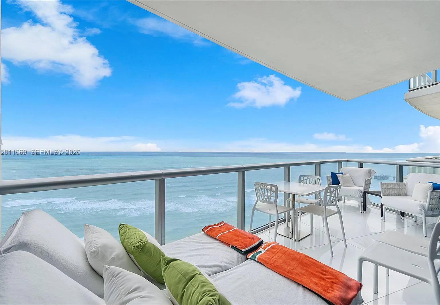 Jade Beach Condo — Photo 1