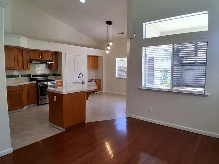10374 N Sierra Vista Ave — Photo 3