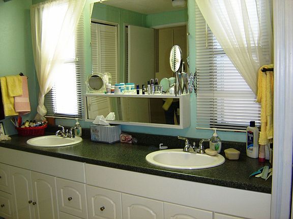 Large bath with double sinks