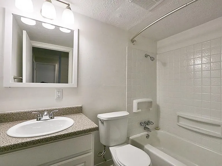 The Azlee Apartments — Photo 7