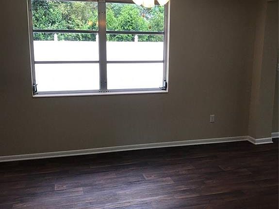 4th image of 9025 N Golfview Dr