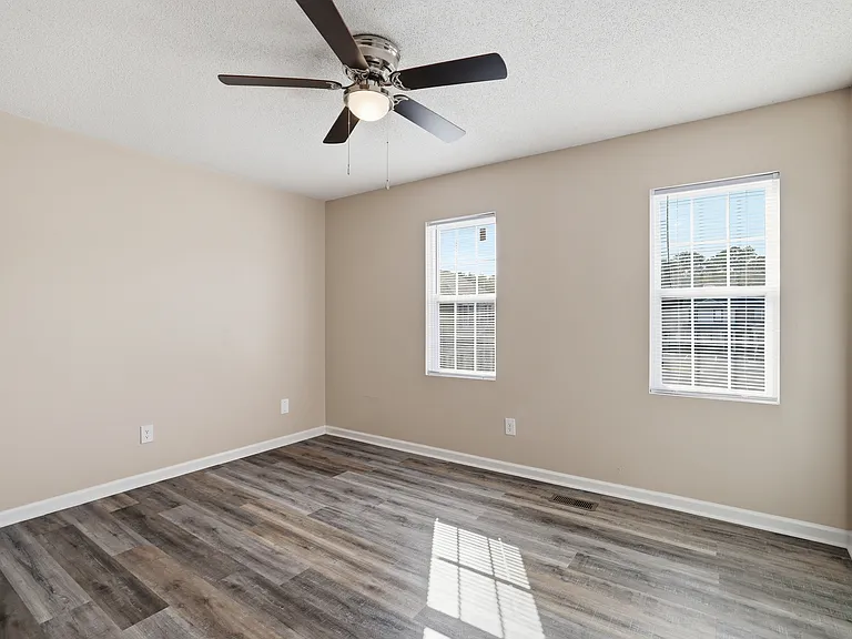 Sterling Pointe Apartments — Photo 41