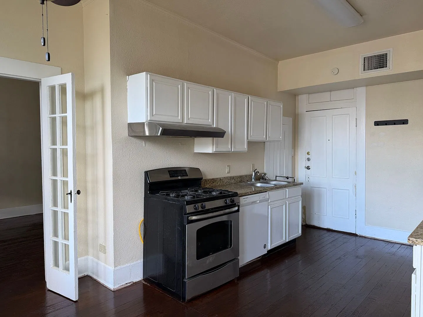 Spacious 2 Bedroom - Monte Vista — Photo 3