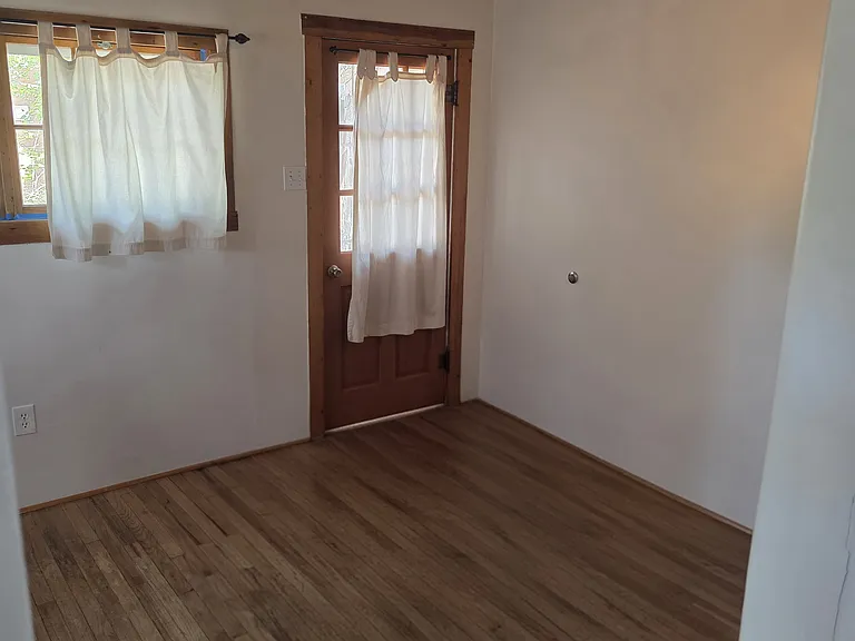 525 Agua Fria St #B — Photo 11