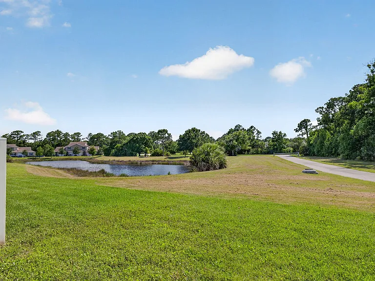 608 NE Waters Edge Ln — Photo 37