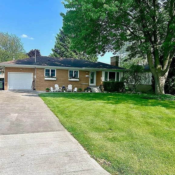 338 Barry Ave — Photo 2
