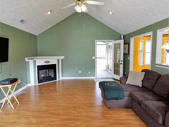 5th image of 409 Jacqueline Dr