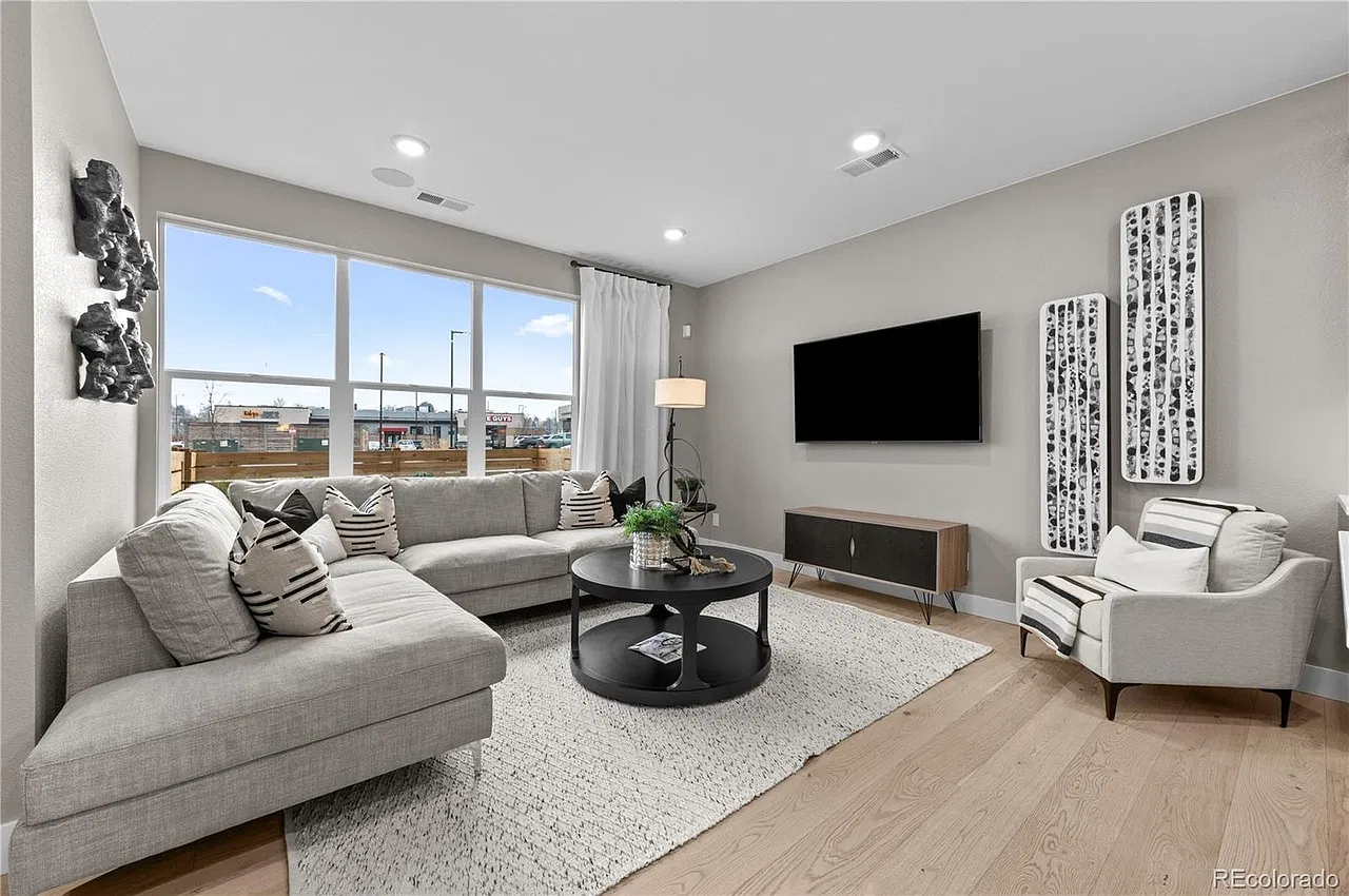 2 bed, 1379 sqft, $3,150 — Photo 2