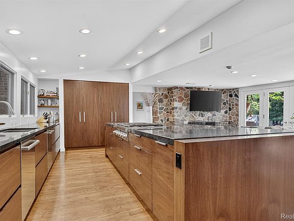 5th image of 1425 Clarendon Rd