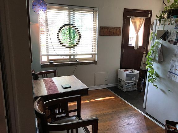 Dinette area connecting living room are with kitchen