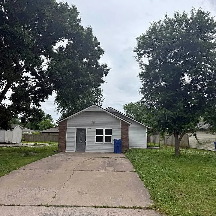 2220 N Elm St