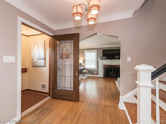 4th image of 15205 Essex Ave