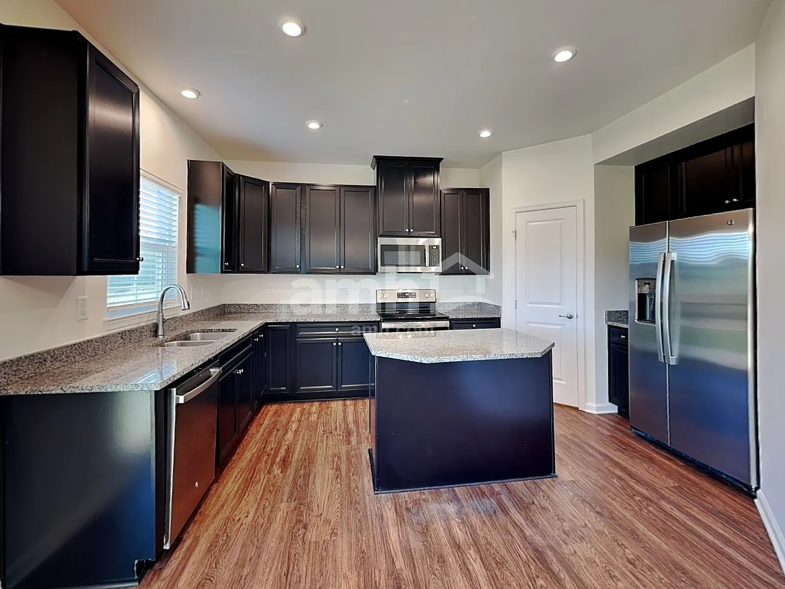 3 bed, 2.5 bath, 1953 sqft, $2,380 — Photo 3