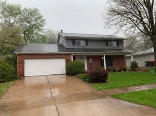 6900 N Fox Point Dr, Peoria, IL 61614