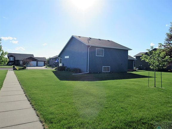 3rd image of 900 Honeysuckle Dr