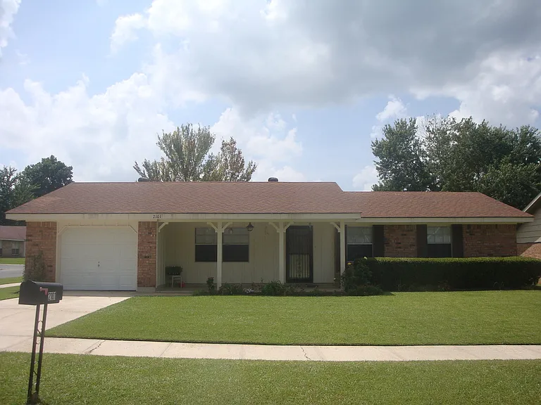 2101 Peach St — Photo 1