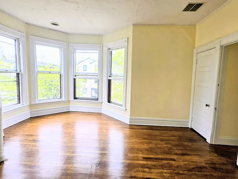 631 E Fulton St #5 — Photo 4