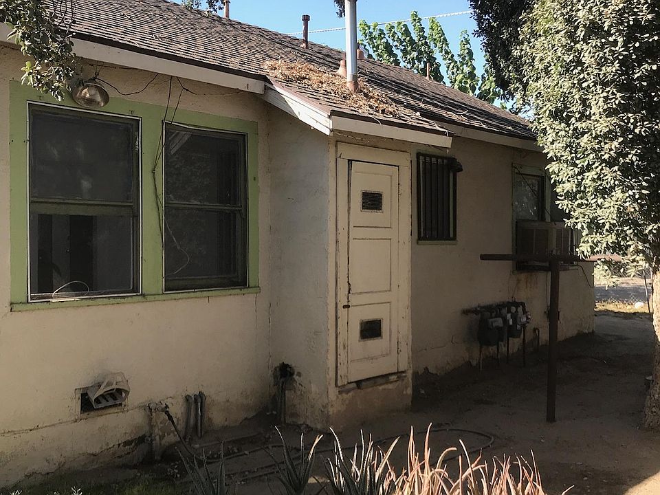 2nd image of 1121 S Tulare St