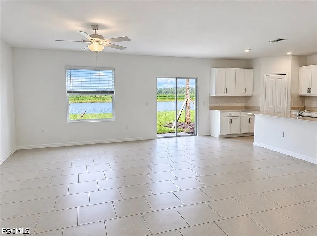 5 bed, 2.5 bath, 2112 sqft, $3,000 — Photo 4