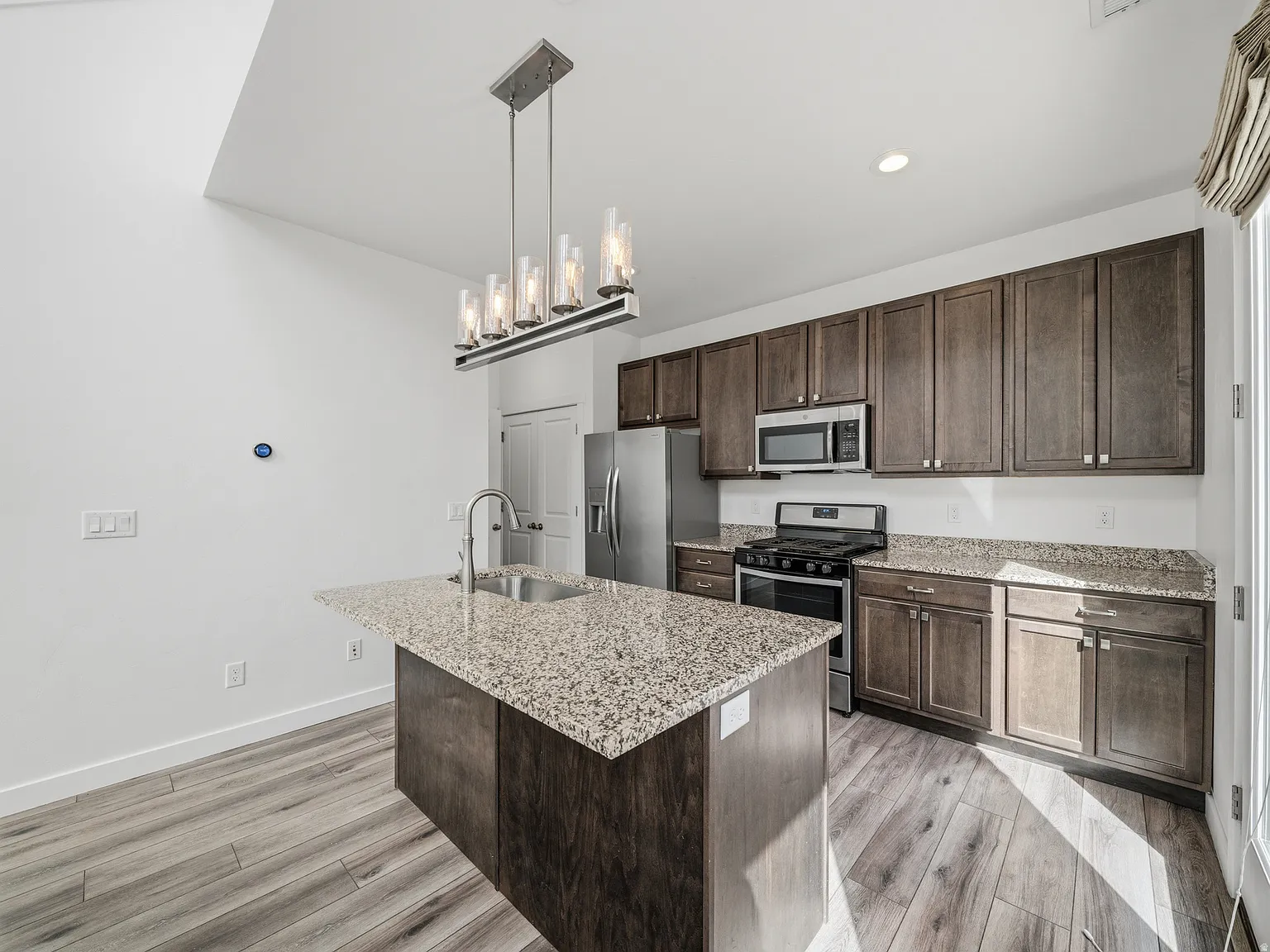 1 bed, 1.5 bath, 1062 sqft, $1,950 — Photo 4