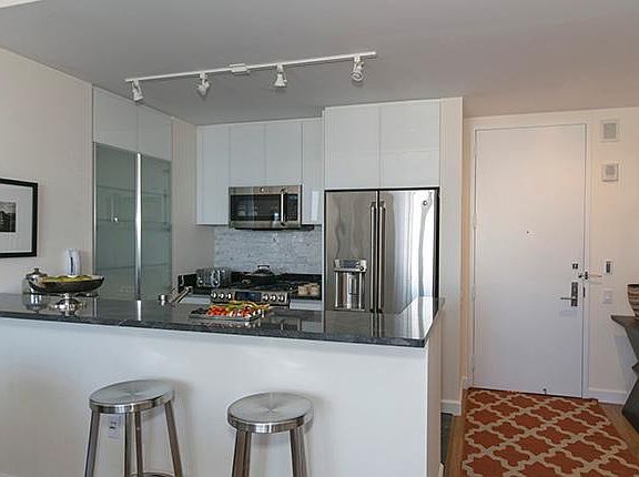 4th image of 160 W 62nd St APT 22F