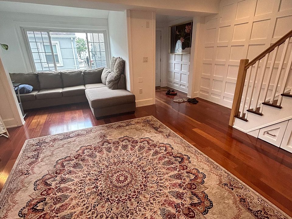 1st image of 8 Webers Ct #1