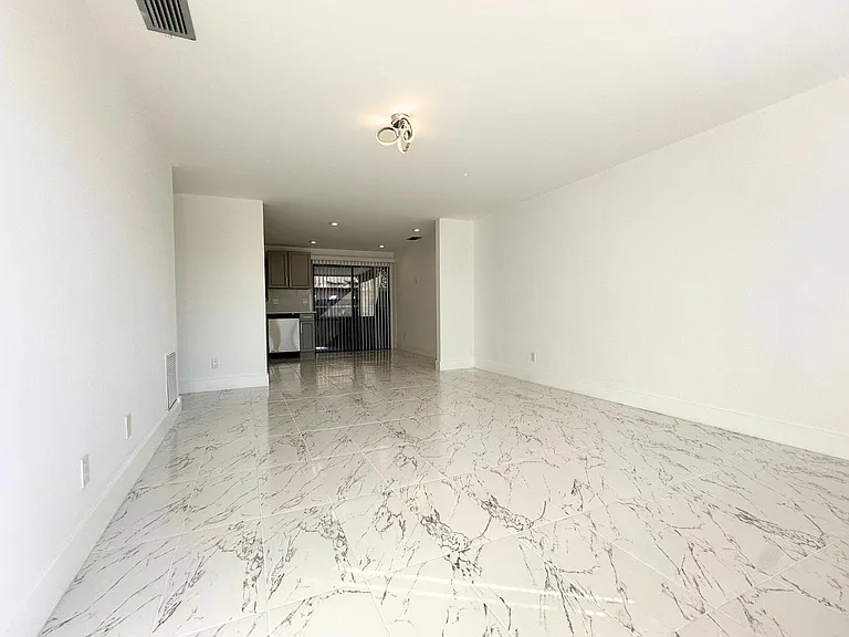 1049 Grandview Cir — Photo 16