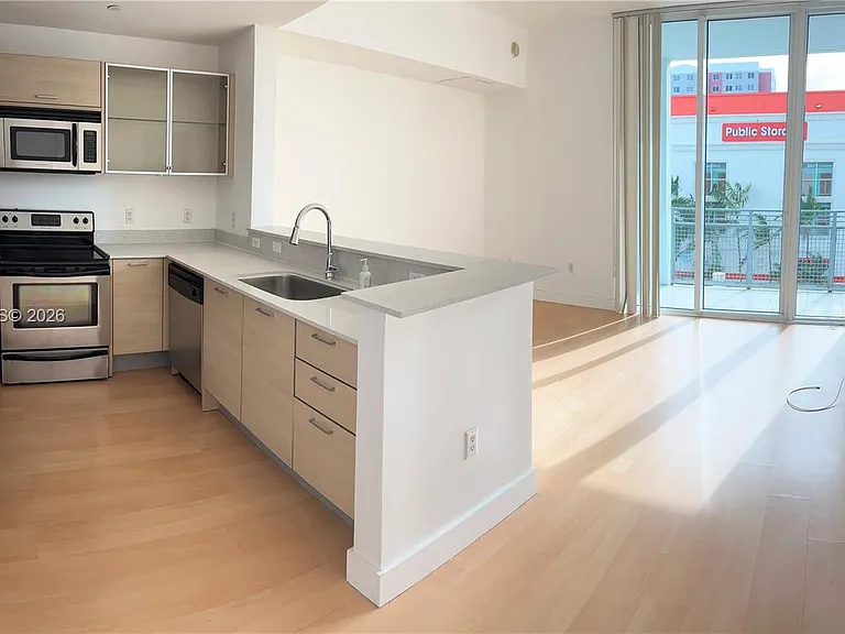 350 NE 24th St #407 — Photo 1
