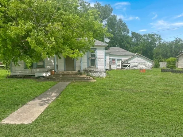 305 N 3rd St, Wortham, TX 76693