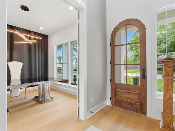 218 Avenue Of Oaks St, Houston, TX 77009