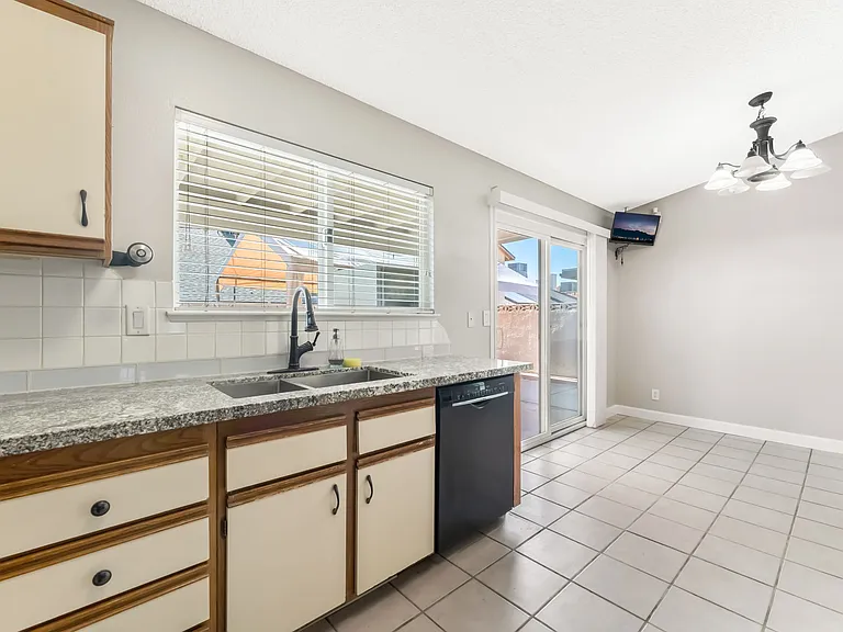 1925 Saint Lawrence Dr — Photo 15
