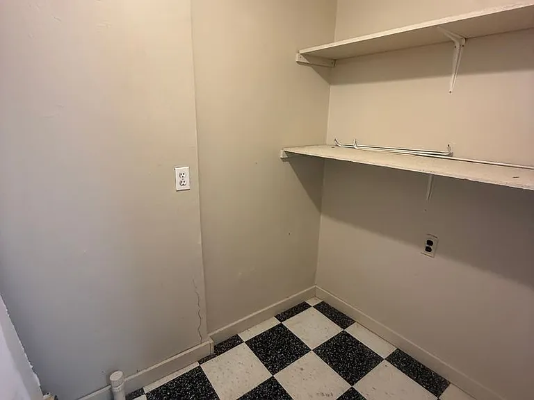 587 S Main St — Photo 9
