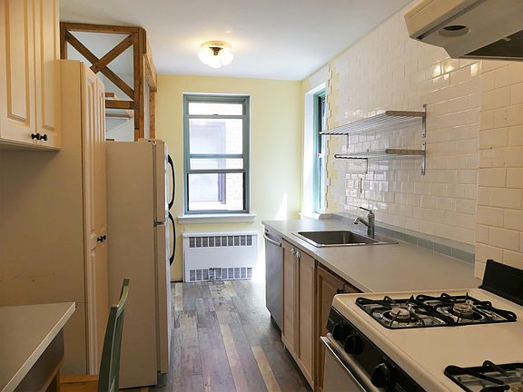 4th image of 237 N Broadway APT 6E