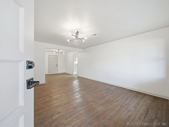 3rd image of 252 E 45th Pl