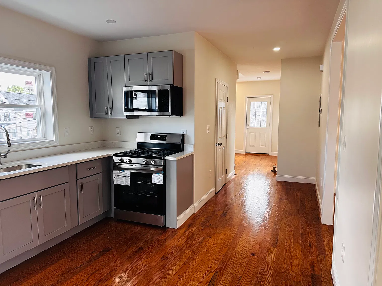 5 bed, 1300 sqft, $4,100 — Photo 4