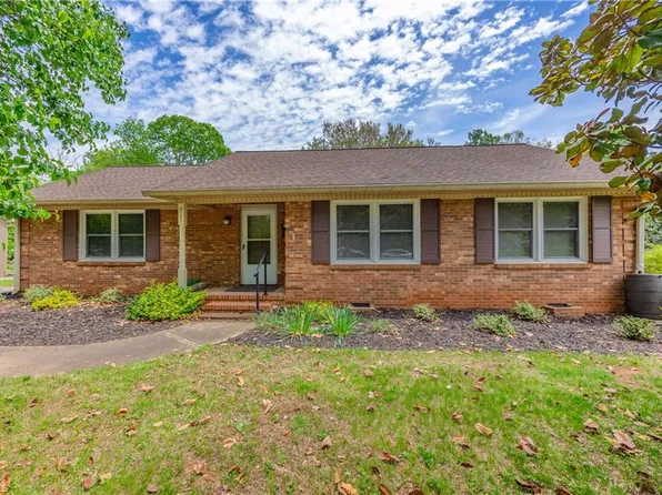 2161 New Castle Dr, Winston Salem, NC 27103