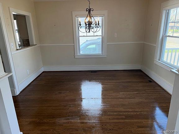 5th image of 427 Wesley St
