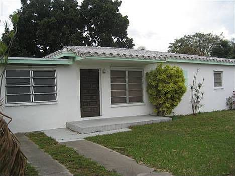 1st image of 1010 NE 159th St