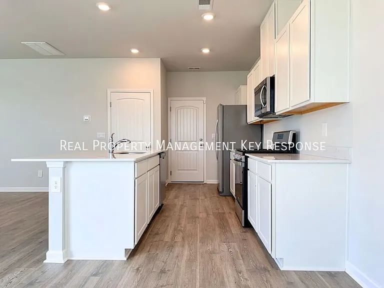 1004 Midpoint Ln — Photo 3