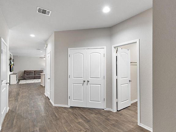 3rd image of 7906 Tamarind Ln
