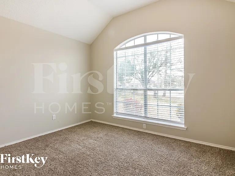 903 Hillwood Ct — Photo 10