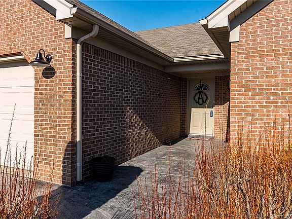 4th image of 8823 Woodford Dr