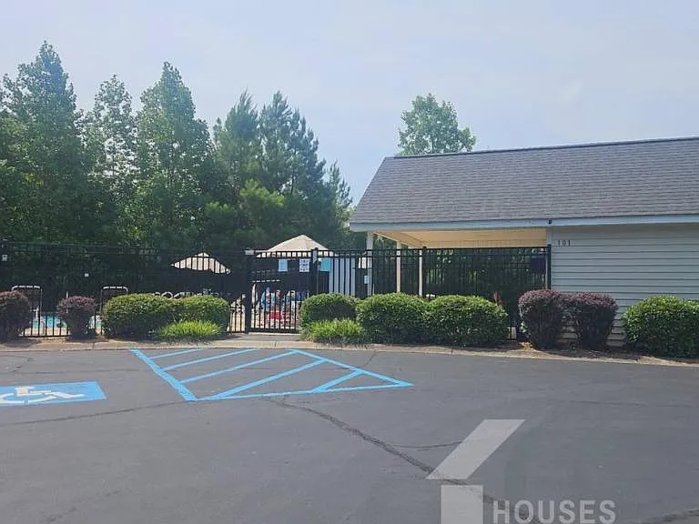 213 Worcester Ln — Photo 23