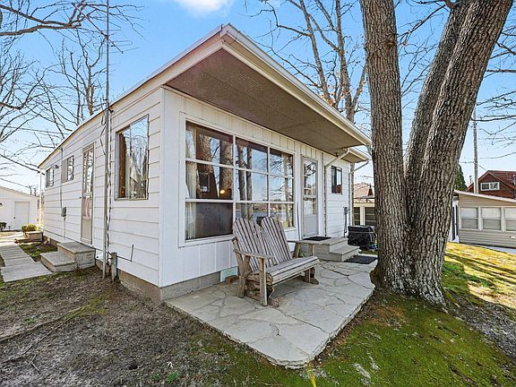 5th image of 8941 Mott Dr