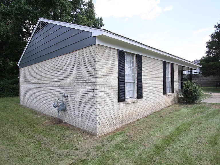 630 Blackhawk Rd — Photo 3