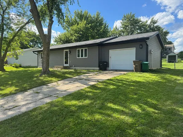 303 Knoll Dr, Norwalk, IA 50211