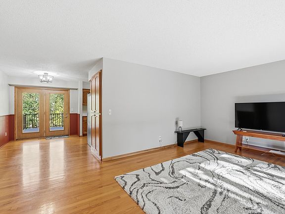 4th image of 2108 Friendship Ln